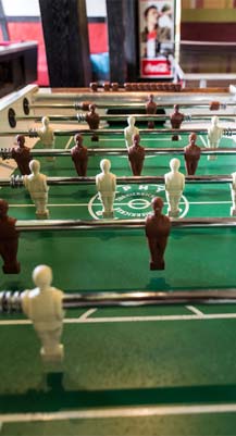 Ein junger Billiarspieler steht am Billiardtisch